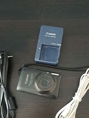 Canon PowerShot SD940 IS digital camera In black